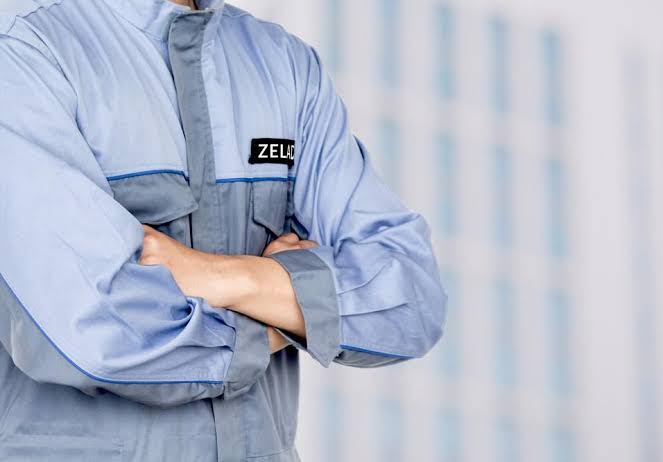 Profissional de zeladoria da Braz Serviços garantindo a organização e funcionamento de áreas comuns em edifício comercial.