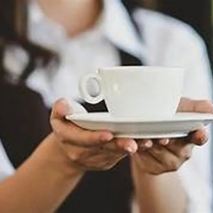 Profissional de copa da Braz prestando apoio em ambiente corporativo com excelência.