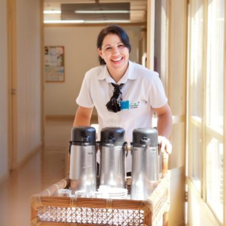 Profissional de copa da Braz prestando apoio em ambiente corporativo com excelência.