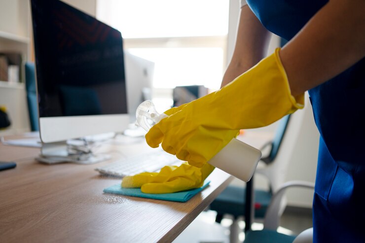 Equipe da Braz Serviços realizando limpeza profissional em ambiente corporativo em São Paulo.