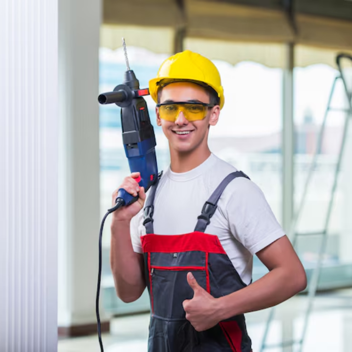 Técnicos da Braz realizando manutenção predial preventiva em edifício comercial.