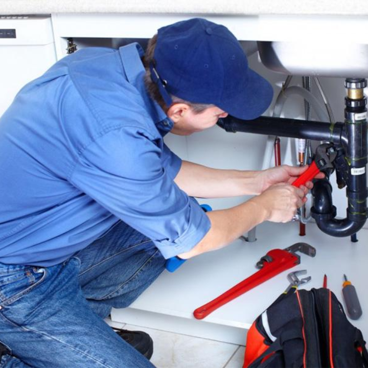 Técnicos da Braz realizando manutenção predial preventiva em edifício comercial.