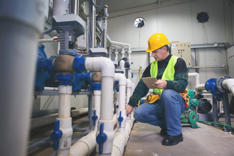 Técnicos da Braz realizando manutenção predial preventiva em edifício comercial.