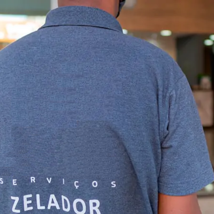 Profissional de zeladoria da Braz Serviços garantindo a organização e funcionamento de áreas comuns em edifício comercial.